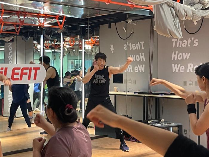 4月19日，在北京西城区的某健身房内，李志杰在上“Bodycombat”搏击课。(王阳子辰 摄)
